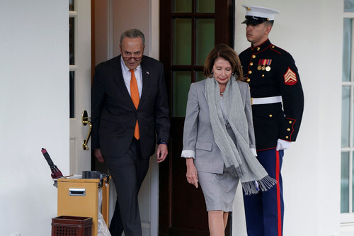 9일(현지시간)  미국 민주당 소속의 낸시 펠로시 하원의장(가운데)과 척 슈머 상원 원내대표(왼쪽)가 백악관에서 도널드 트럼프 대통령과 '장벽협상'을 마친 후 고개를 숙인 채 건물 밖으로 나오고 있다. <로이터 연합뉴스>